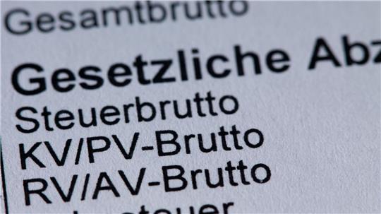 Die Beitragsbemessungsgrenze für die Krankenversicherung soll auf 5.812,50 Euro steigen. (Illustration)  