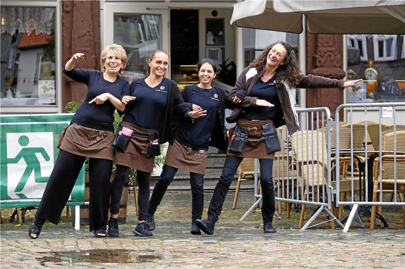 Die Belegschaft des Cafés am Markt schunkelt mit.