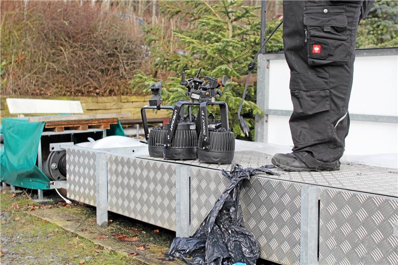 Bad Harzburger Eisbahn geht in die Sommerpause Die Beleuchtung wird wieder verstaut und wartet auf ihren erneuten Einsatz. Foto: Fricke