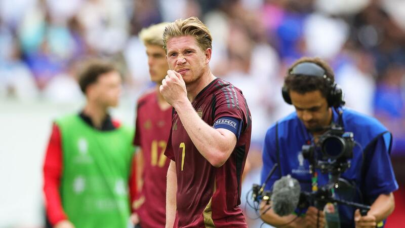 Späte Erlösung mit Eigentor: Frankreichs Minimalisten weiter Die Belgier um Kapitän Kevin de Bruyne waren nach dem späten Gegentreffer bedient.