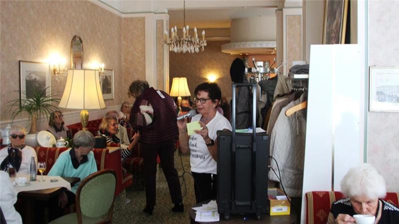 „Mon Amie“ stellt neue Kollektion in Bad Harzburg vor Die „Bella“- Hose erweckt das Interesse der Café-Gäste.