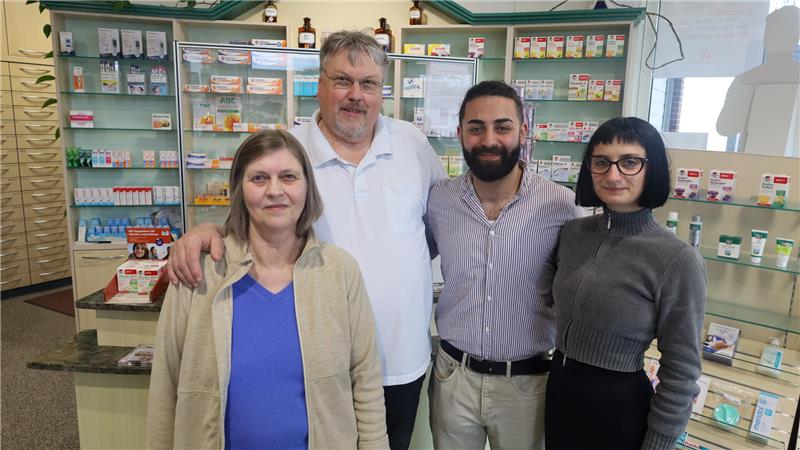 Junges Duo übernimmt die Berg-Apotheke in Othfresen Die Berg-Apotheke, die seit mehr als 30 Jahren von Dirk Bode (2.v.r.) mit Unterstützung seiner Frau Gabriele (l.) geführt wurde, ist in neuen Händen. Bedran Ceylan und Kateryna Bernyk haben übernommen.