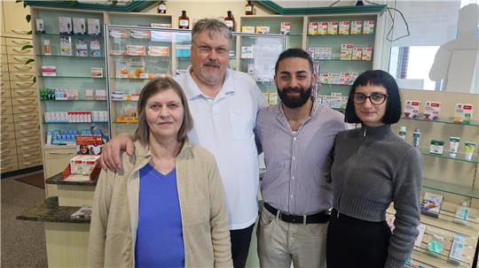 Die Berg-Apotheke, die seit mehr als 30 Jahren von Dirk Bode (2.v.r.) mit Unterstützung seiner Frau Gabriele (l.) geführt wurde, ist in neuen Händen. Bedran Ceylan und Kateryna Bernyk haben übernommen.
