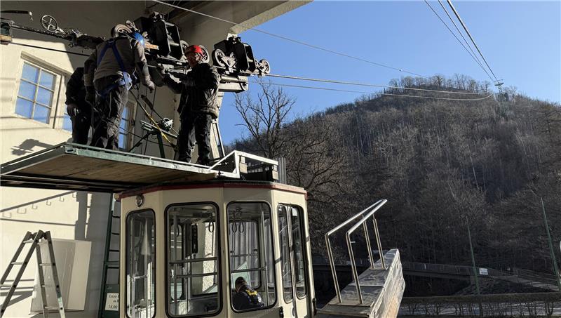 Die Bergbahner fahren bei der Überprüfung auf dem Dach der Gondel mit.

