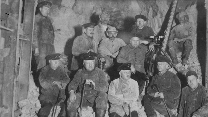 Schroederstollen bei Klein Döhren: Fahrt in die Vergangenheit Die Bergmänner von 1925.