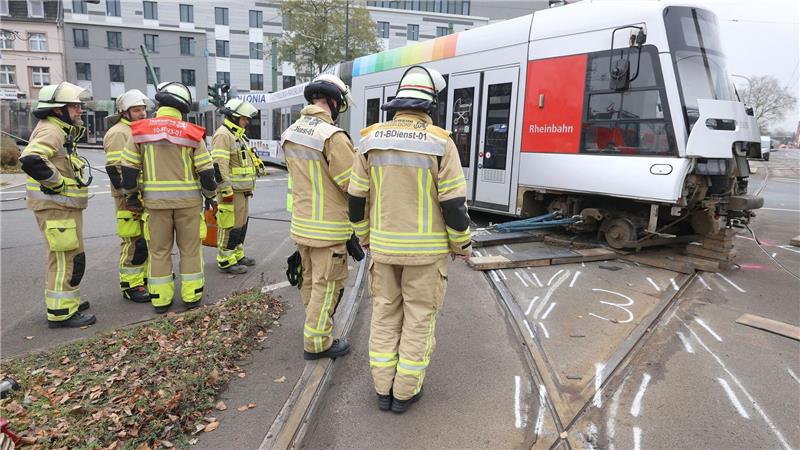 Straßenbahn in Düsseldorf entgleist - 13 Verletzte Die Bergung dauerte am Nachmittag noch an.
