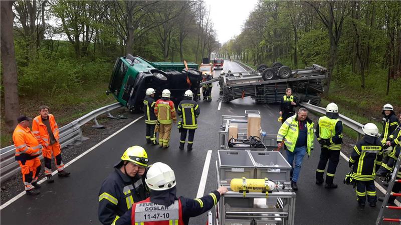 Umgekippter Lkw: Sperrung der B6 dauert mehrere Stunden Die Bergung gestaltet sich als schwierig und dauert bis in den späten Nachmittag. Foto: Epping