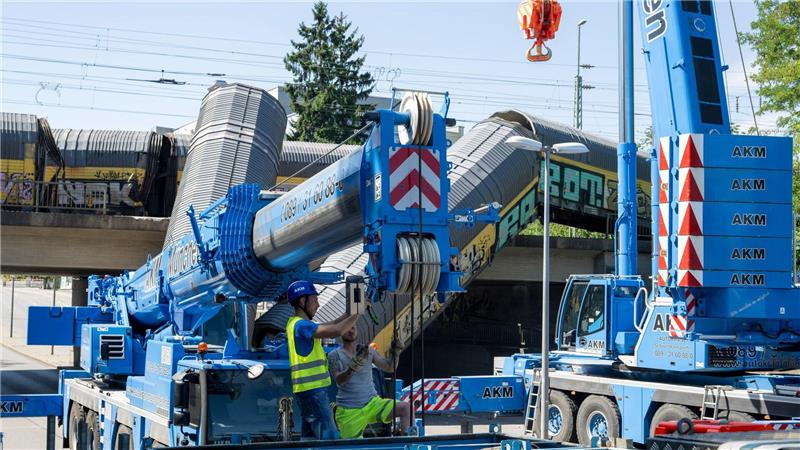 Güterzug-Waggons in München abgestürzt - Ein Toter Die Bergung ist aufwendig.