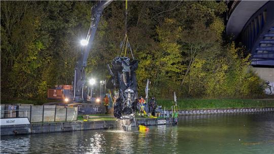 Drei Tote im Kanal: Unfallauto war unterschlagen Die Bergung war laut Feuerwehr kompliziert.