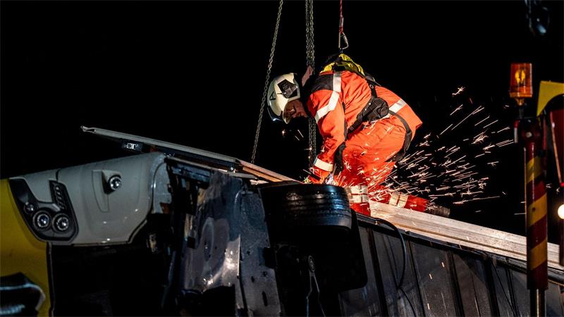 Busunfall bei Baustelle: Fünf Tote in der Schweiz Die Bergungsarbeiten dauerten bis spät in die Nacht.