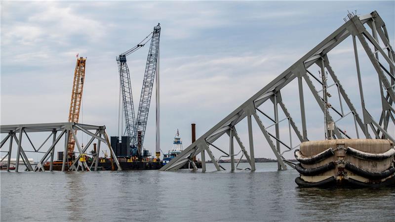 Brückeneinsturz in Baltimore: Aufräumarbeiten haben begonnen Die Bergungsteams trennen mit einem exothermen Schneidbrenner systematisch Teile der Stahlbrücke ab.