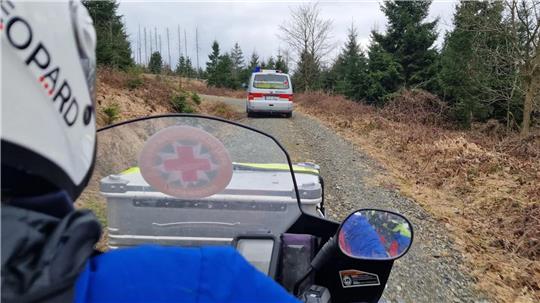 Die Bergwacht ist auf einem Quad und mit einem Bus unterwegs.