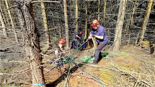 Die Bergwacht kann sich im Wald nicht immer auf Bäume zur Rettung verlassen. Foto: Privat