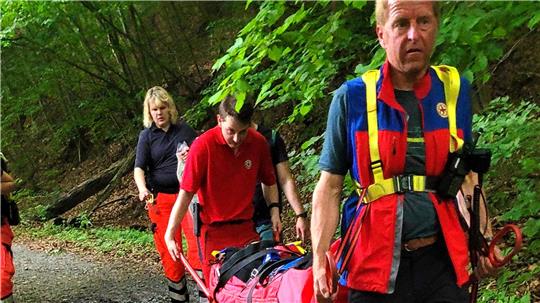Die Bergwacht rettet eine verletzte Wanderin am Burgberg mit der Gebirgstrage.