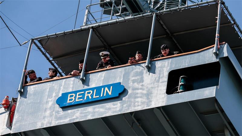 Marineversorger „Berlin“ läuft zu Nato-Einsatz aus Die „Berlin“ gehört zu den größten Schiffen der Deutschen Marine.