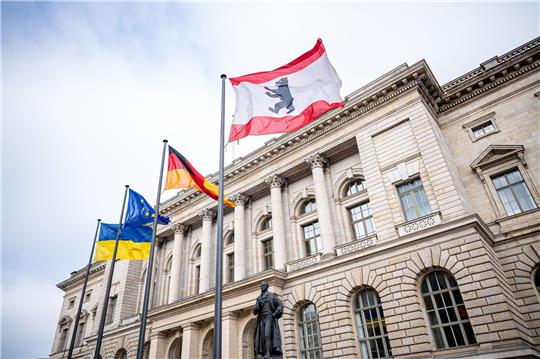 Die Berliner Flagge weht vor der Wiederholungswahl vor dem Berliner Abgeordnetenhaus. Am 16. März 2023 sollen die neugewählten Abgeordneten des Landesparlaments nach der Wiederholungswahl erstmals zusammenkommen.