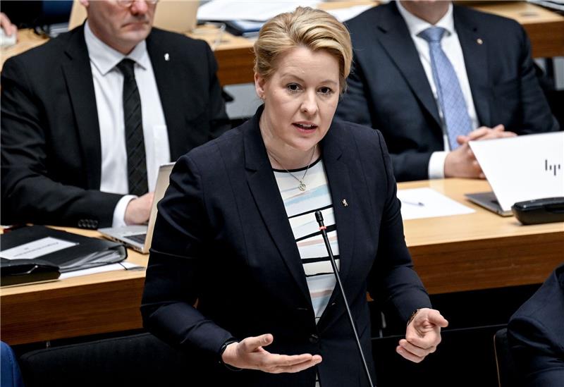 Die Berliner Senatorin für Wirtschaft, Energie und Betriebe, Franziska Giffey (SPD), ist bei einem tätlichen Angriff im Stadtteil Rudow leicht verletzt und danach im Krankenhaus behandelt worden.