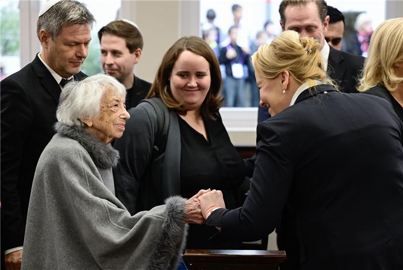 Gedenken an NS-Pogrome: Scholz fordert „Aufstehen gegen Hass“ Die Berliner Senatorin für Wirtschaft, Franziska Giffey (r), begrüßt die 102-jährige deutsche Holocaust-Überlebende Margot Friedlaender. Foto: John Macdougall/AFP POOL/dpa