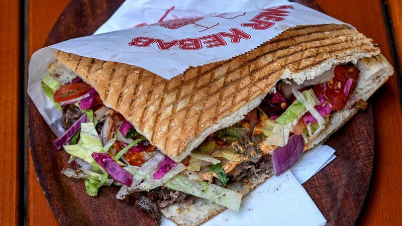Zoff um Döner geht in heiße Phase Die Berliner Variante: Ein Döner im Doyum Restaurant in der Admiralstraße. (Archivbild)