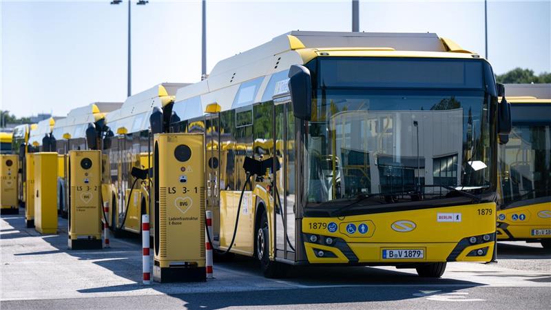 Die Berliner Verkehrsbetriebe (BVG) wollen ihre E-Busflotte von derzeit 227 Fahrzeugen in den nächsten drei Jahren nahezu verdoppeln. (Archivbild)