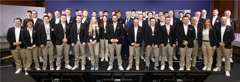 Die Berufe-Nationalmannschaft beim Empfang in Berlin, vorne (5.v.l.) Frederik Stiegen. Foto: Frank Erpinar/WorldSkills Germany