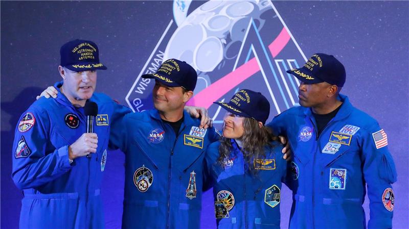 Die Besatzung der „Artemis II“, Jeremy Hansen (l-r), Reid Wiseman, Christina Koch und Victor Glover, versammelt sich während einer Veranstaltung zur Rückkehr der Besatzung auf dem Ellington Field in Houston.