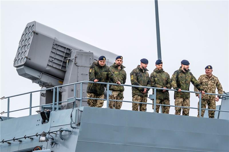 Zusätzliche Bewaffnung auf der Fregatte „Hessen” Die Besatzung der Fregatte "Hessen" beim Auslaufen aus dem Hafen.