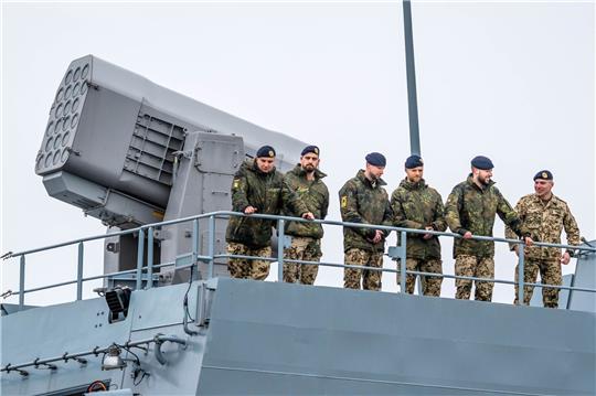 Die Besatzung der Fregatte "Hessen" beim Auslaufen aus dem Hafen.
