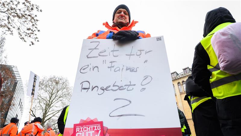 Beschäftigte des Landes demonstrieren vor Finanzministerium Die Beschäftigten des Landes fordern höhere Löhne.