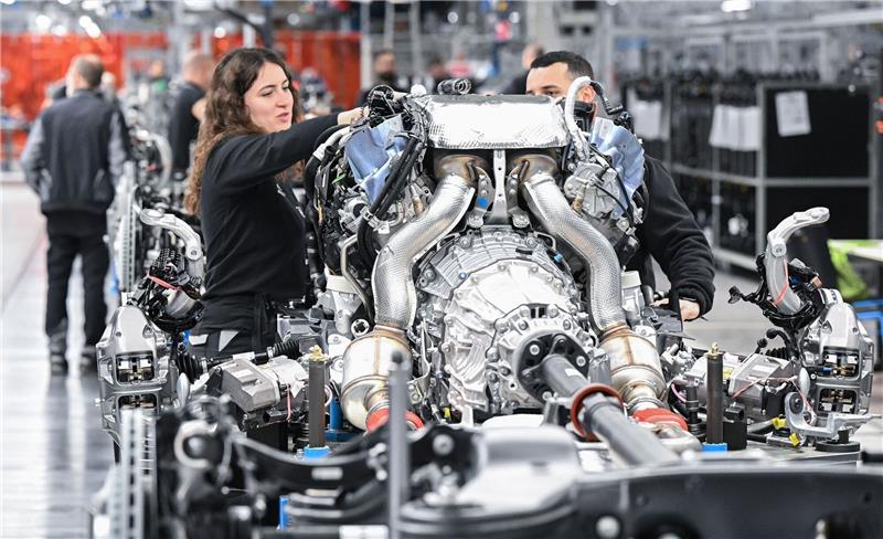 Die Beschäftigungssituation am Autostandort Deutschland hat sich laut einer Studie 2023 kaum verbessert.