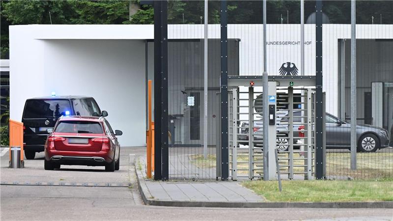 Rechtsterroristen? Polizei nimmt sehr junge Verdächtige fest Die Beschuldigten sollen am Mittwoch in Karlsruhe vorgeführt werden.