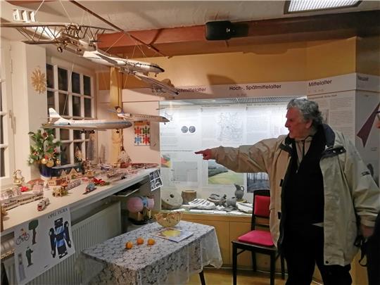 Die Besucher bestaunen die Flugzeugmodelle aus dünnem Karton. Sie sind ein echter Hingucker und schweben mittels Aufhängung an der Decke durch die Lüfte des Schladener Heimathauses. Foto: Privat