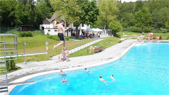 Die Besucher des Freibads können künftig auch mal das Gelände verlassen und dann wiederkommen, ohne eine neue Karte lösen zu müssen.