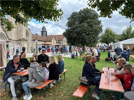 Die Besucher des Marktes können auf dem Rasen unter Schatten spendenden Bäumen die einmalige Atmosphäre vor dem ehemaligen Zisterzienserkloster genießen.