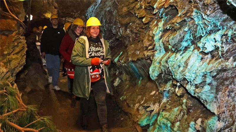 Rund 11.000 Besucher beim weihnachtlichen Rammelsberg Die Besucher des Roeder-Stollens bewundern die blau-schimmernde Sulfatlösung an den Wänden.