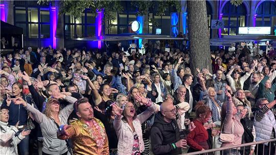 Die Besucher feiern im Badepark die Open Air Summernght des Kulturklubs und starten ins Salz- und Lichterfest 2025.