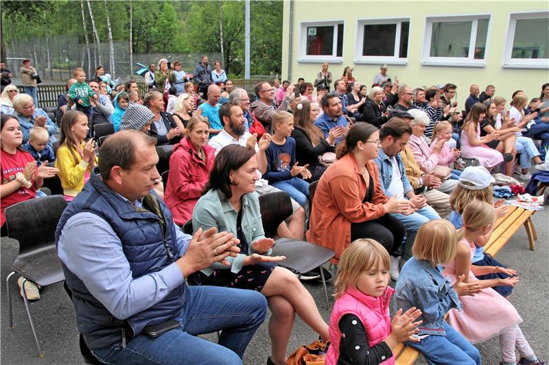 Die Besucher freuen sich über die Begeisterung, mit der die Kinder das Stück aufführen – und über das Happy End.