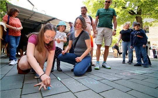 Die Besucher können auf dem Marktkirchhof ihre Handabdrücke hinterlassen. Fotos: Epping
