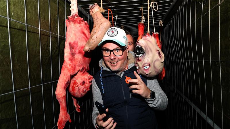 Veranstaltung bricht Rekord: Oker zittert beim „Schelloween“-Grusel Die Besucher müssen so manches grusliges Hindernis überwinden.