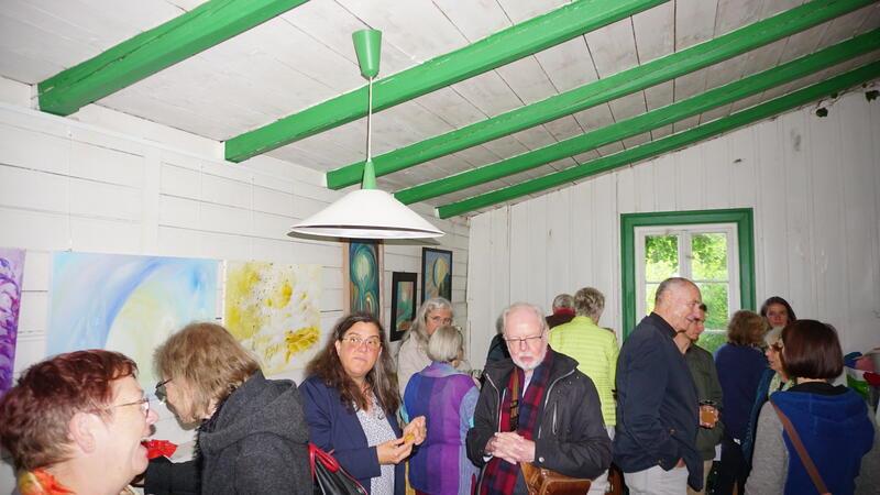 Anthroposophischer Zweig Goslar: Die Kunst als Seelennahrung Die Besucher nutzen die Pausen zwischen den Vorträgen, um sich in der Laube zu stärken und die Bilder zu betrachten.
