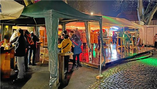 Die Besucher retten sich unter den Zelten vor dem Dauerregen. Foto: Tourist-Informationen Oberharz
