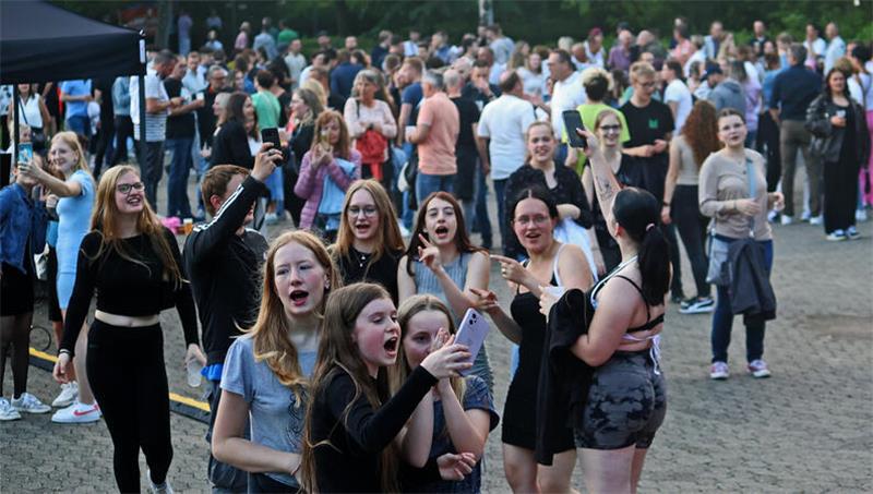 Die Besucher verabschieden sich vom alten Schulzentrum Goldene Aue.