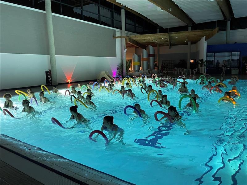 Die Besucherinnen haben viel Spaß beim Aqua-Kurs. Foto: Rennwanz