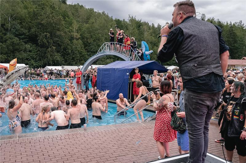 Die Besucherinnen und Besucher können im Wasser tanzen und feiern. Foto: Rock am Beckenrand