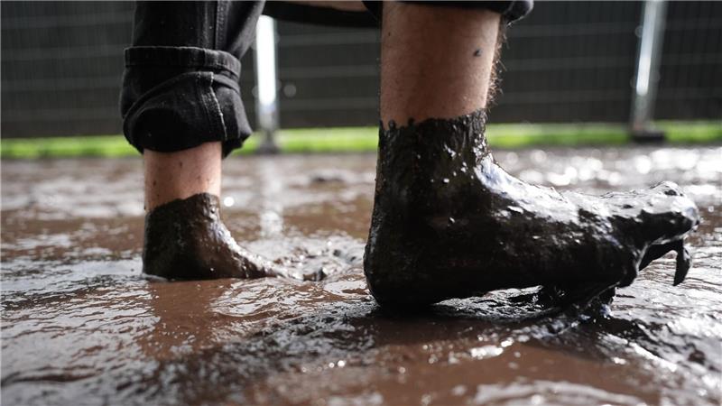 Die Besucherinnen und Besucher lassen sich von dem Wetter beim Wacken Open Air nicht abschrecken.