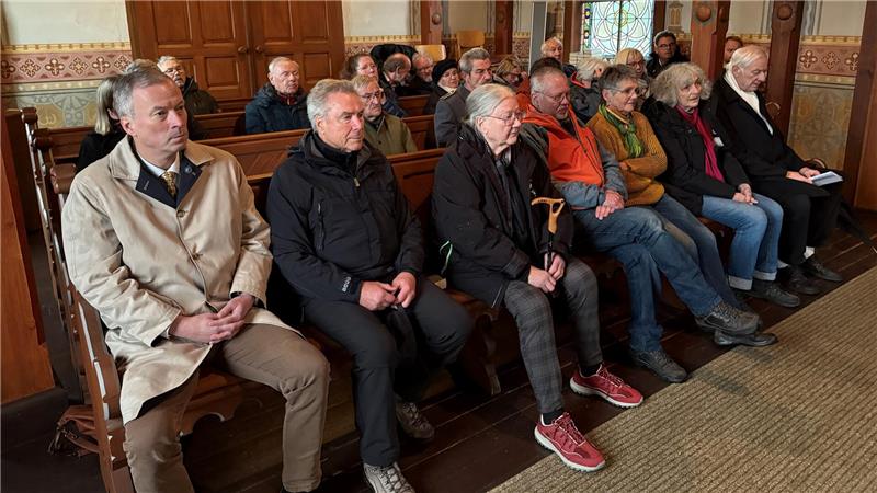 Die Besucherinnen und Besucher verfolgen die Reden zur Einweihung der Tafeln in der Friedhofskapelle St. Andreasberg.