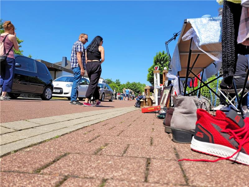 Bad Harzburger Flohmärkte: Viele wollen die Ware kostenlos Die Besucherzahlen an den 84 über ganz Schlewecke verteilten Flohmarkständen – hier in der Bettina-von-Arnim-Straße – bleibt am Sonntag unter den Erwartungen der Organisatoren. Die meisten Verkäufer lassen sich die Stimmung davon allerdings nicht kaputtmachen. Foto: Exner