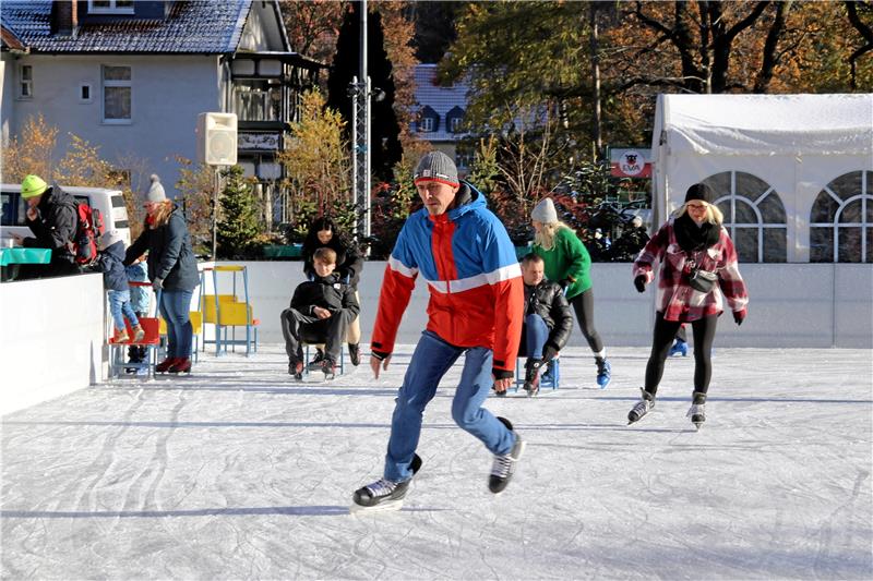 Minusgrade spielen Bad Harzburger Eisbahn in die Karten Die Betreiber der Bad Harzburger Eisbahn sind mit dem Auftaktwochenende zufrieden. Foto: Knoke