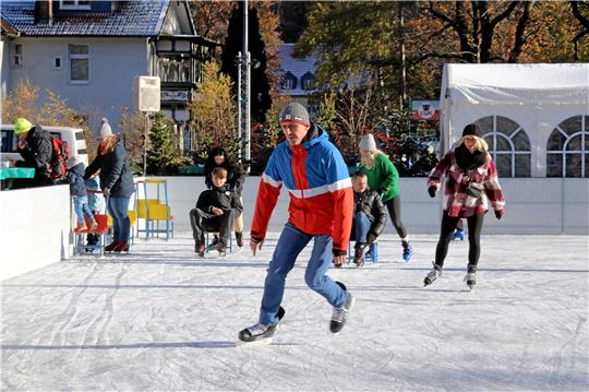 Die Betreiber der Bad Harzburger Eisbahn sind mit dem Auftaktwochenende zufrieden. Foto: Knoke