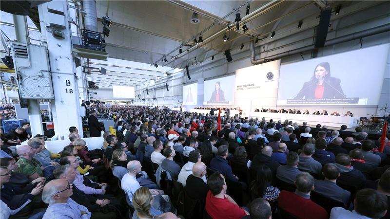 Die Betriebsratsvorsitzende Daniela Cavallo berichtete vor Tausenden Beschäftigten in Halle 11 über die Stimmung in der Belegschaft. 